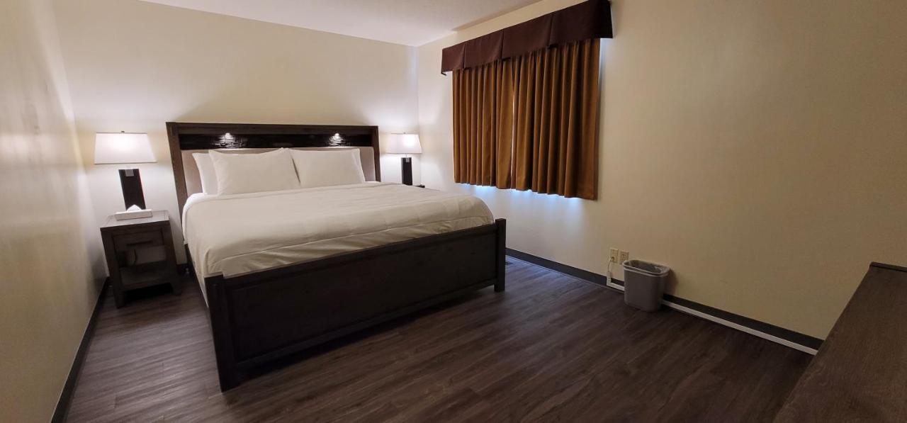 Woodland Inn Meadow Lake Extérieur photo