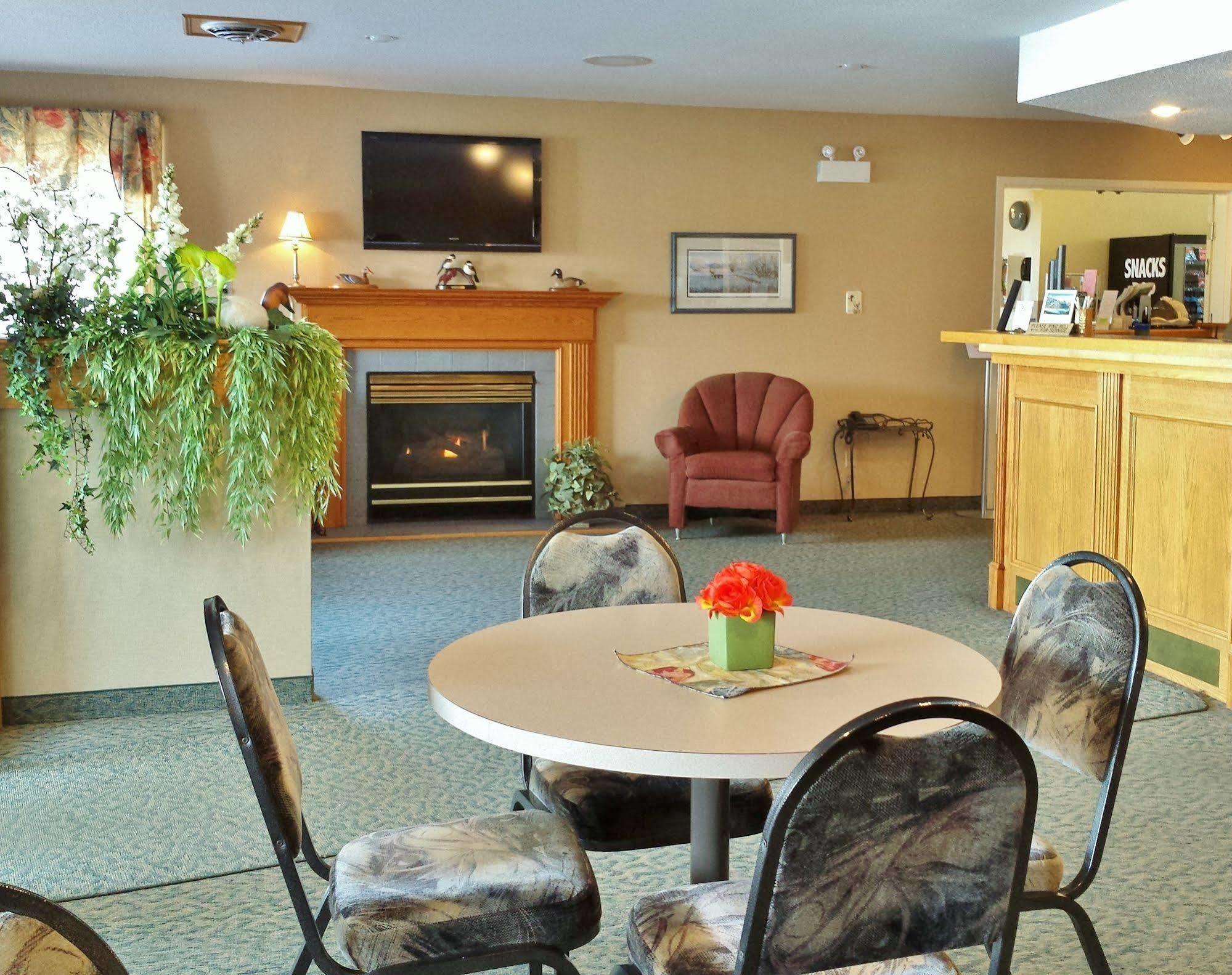 Woodland Inn Meadow Lake Extérieur photo