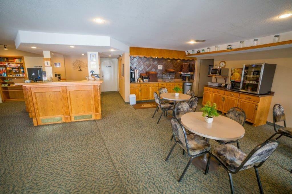 Woodland Inn Meadow Lake Extérieur photo