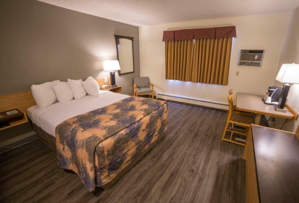 Woodland Inn Meadow Lake Extérieur photo