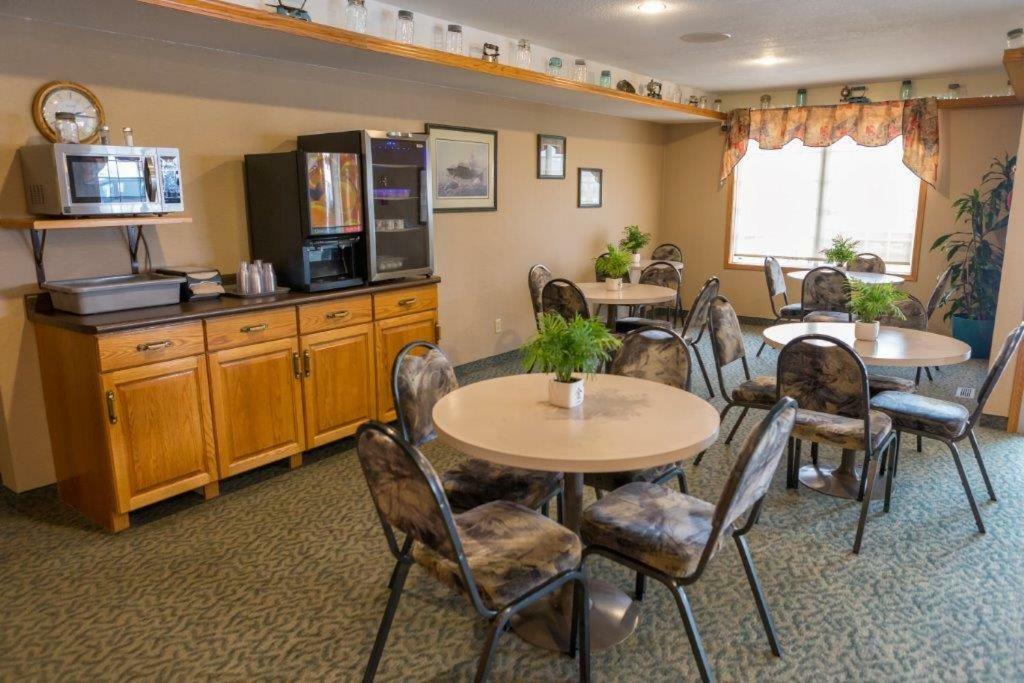 Woodland Inn Meadow Lake Extérieur photo