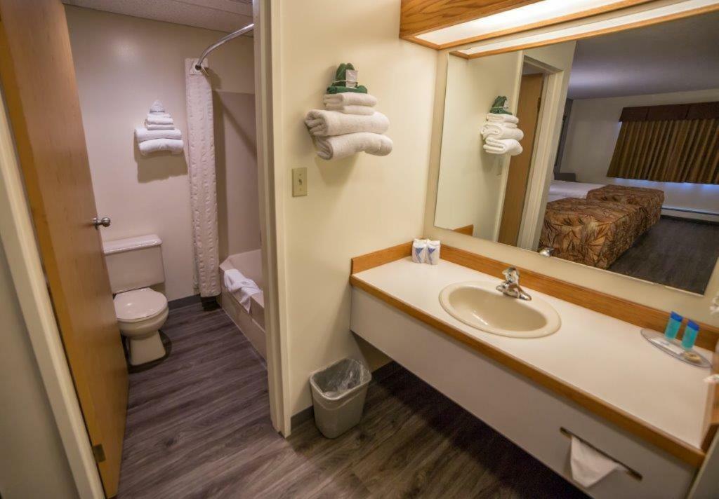 Woodland Inn Meadow Lake Extérieur photo